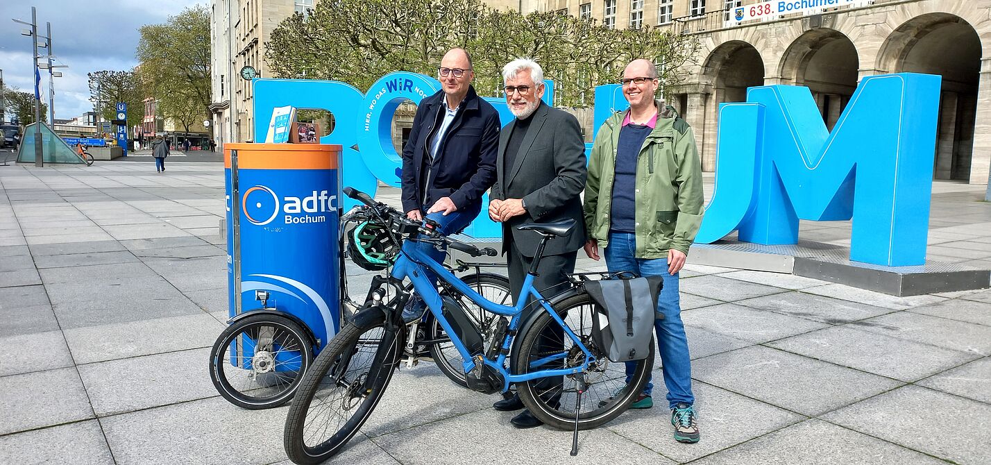 Stadt Bochum wird fahrradfreundlicher Arbeitgeber Das Fotos zeigt (von links): ADFC-Vorstand Burkhard Klein, Oberbürgermeister Jörg Lukat und der städtische Nahmobilitätsbeauftragte Matthias Olschowy.