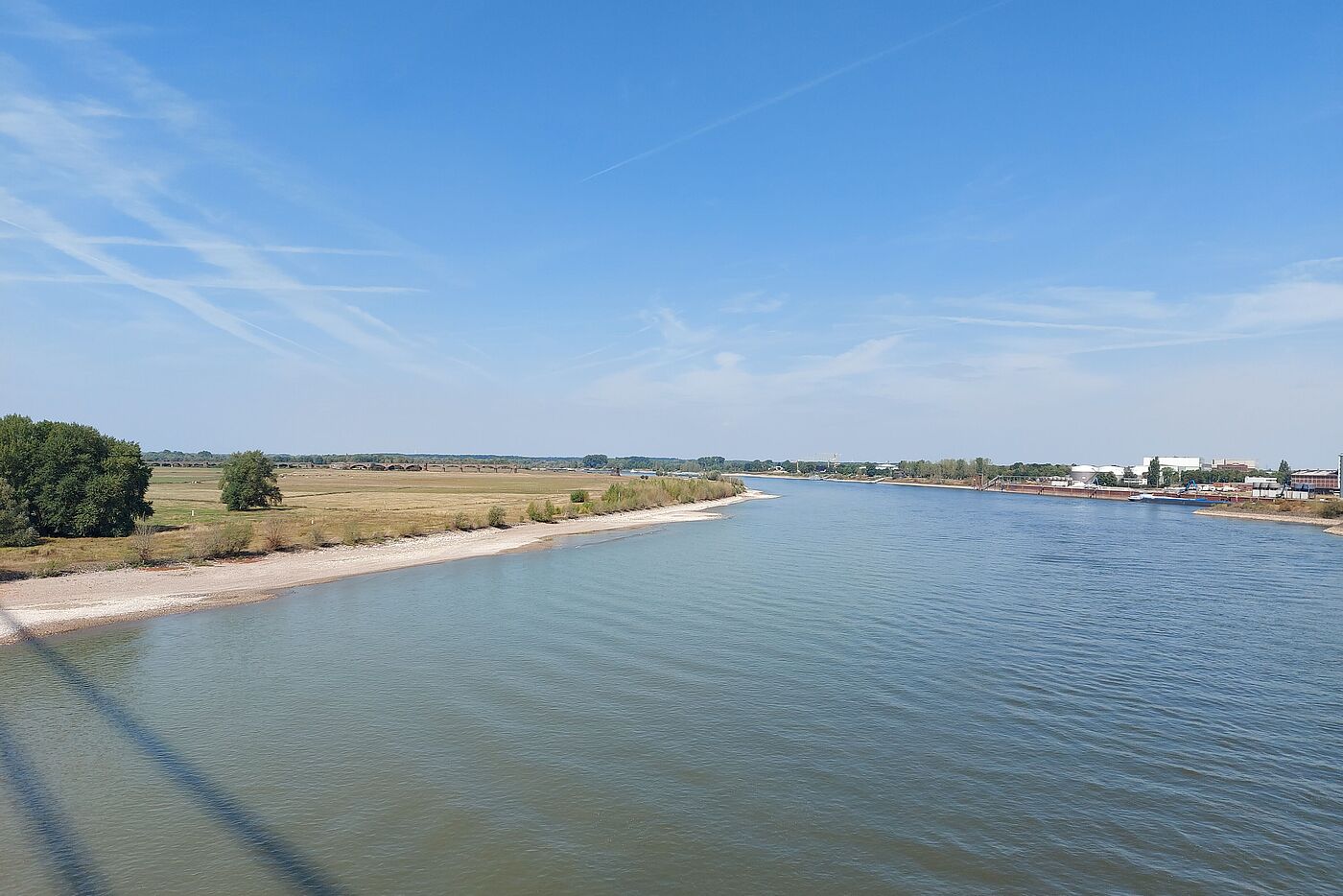 Blick auf die frühere Eisenbahnbrücke Wesel