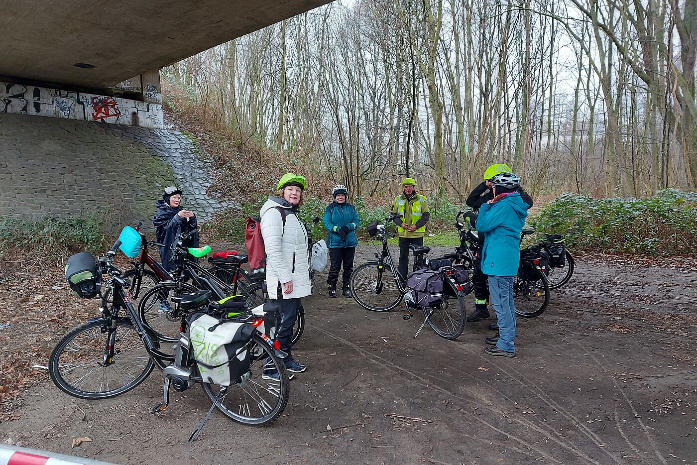 Pause unter der Autobahnbrücke