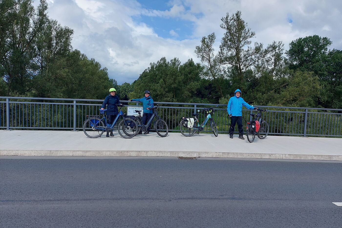 Die Teilnehmer stehen im Sonnenschein auf der Ahsener Lippebrücke