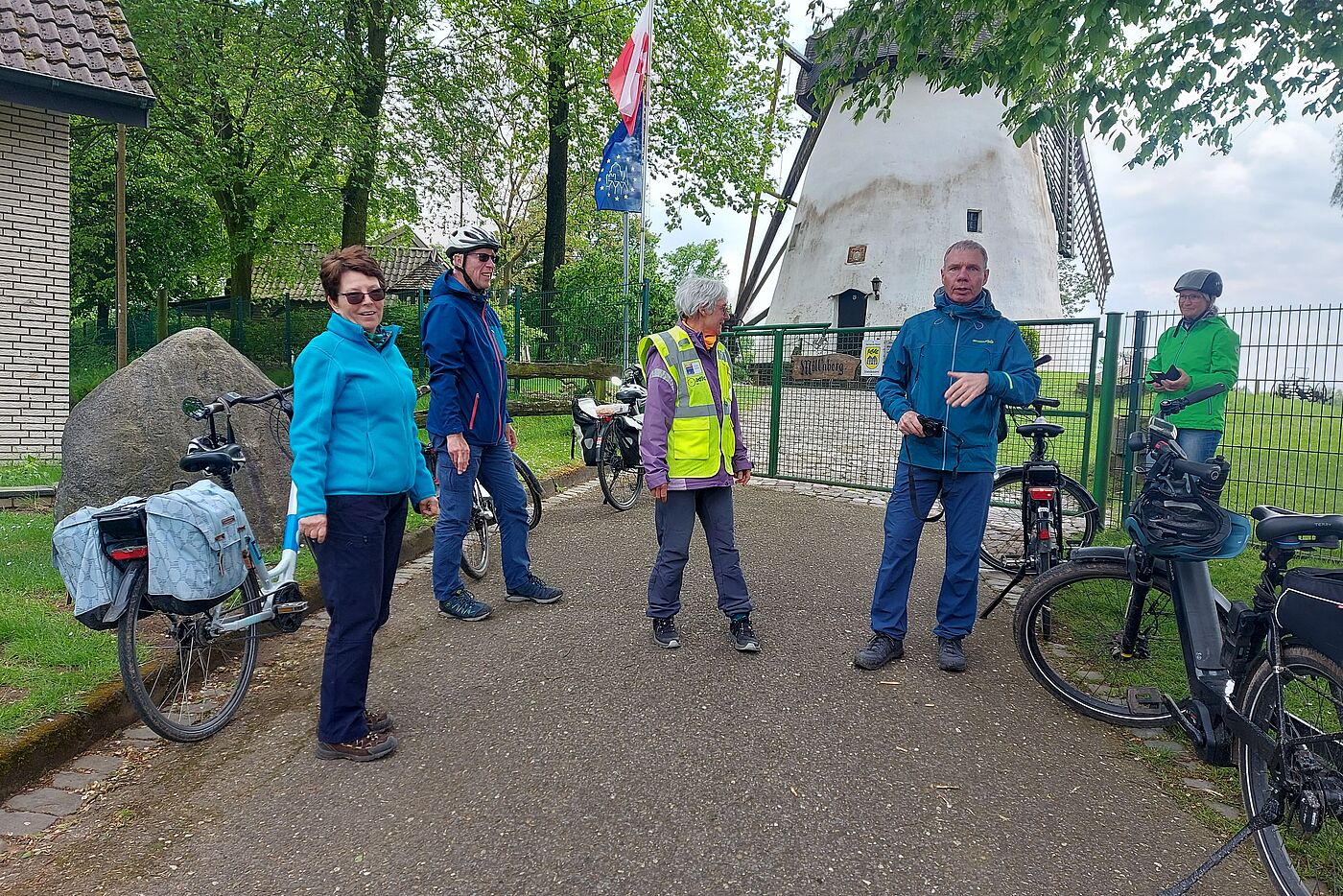 Wir warten, dass und jemand das Tor öffnet