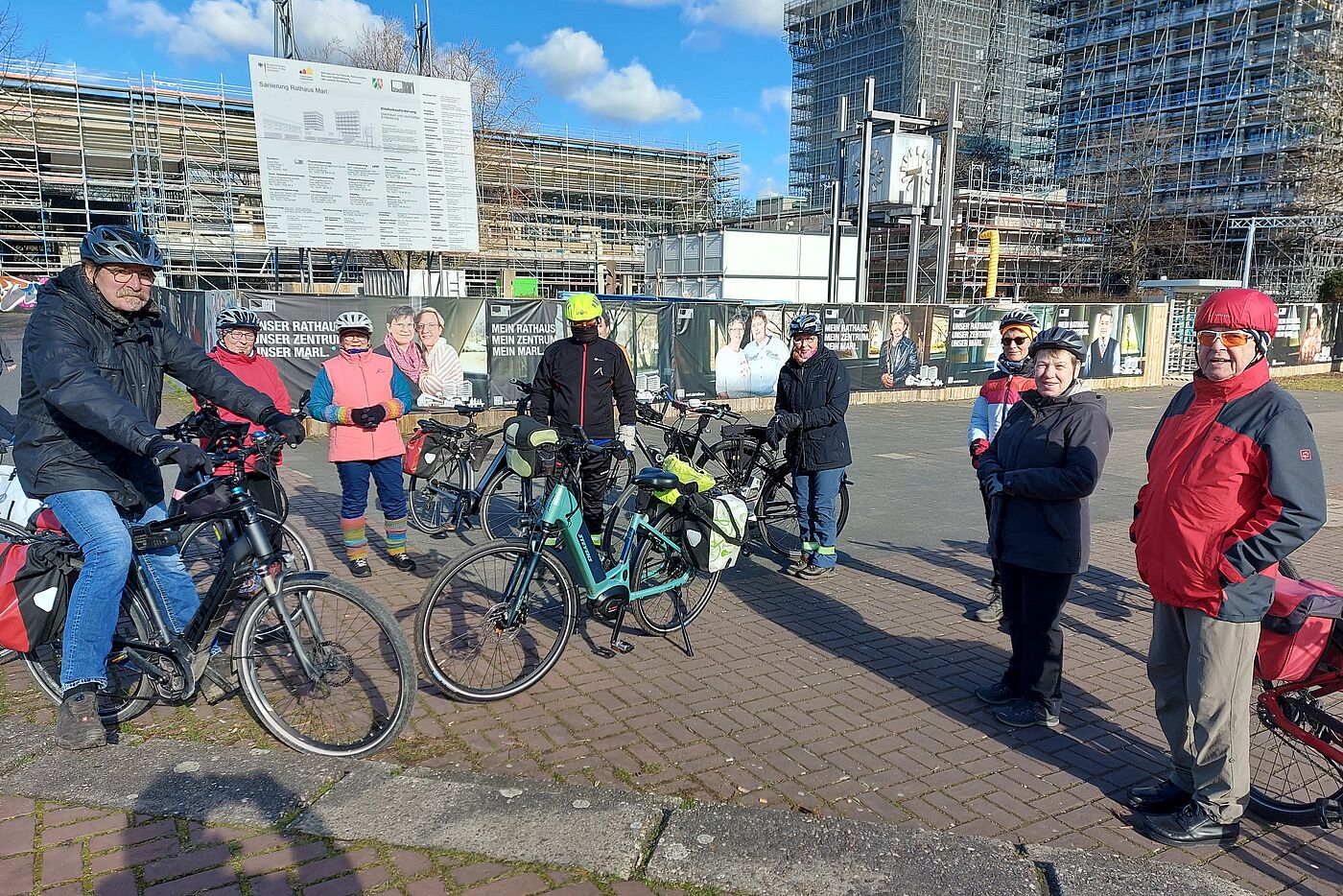 Sonne am Startpunkt, einige fehlen noch