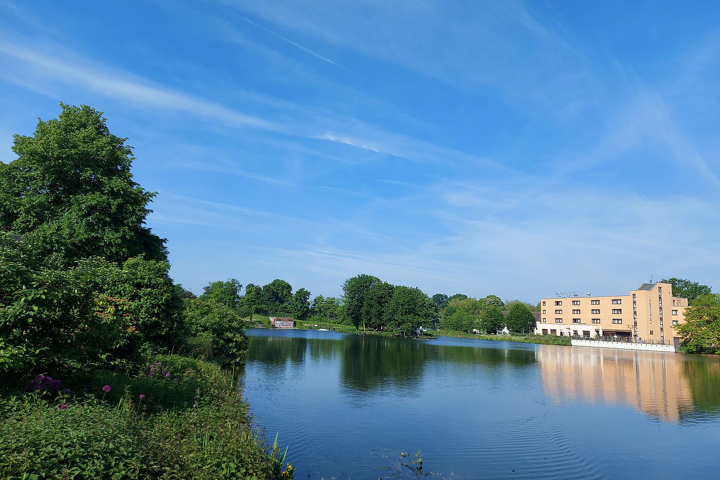 Die Sonne schein vom wolkenlosen blauen Himmel