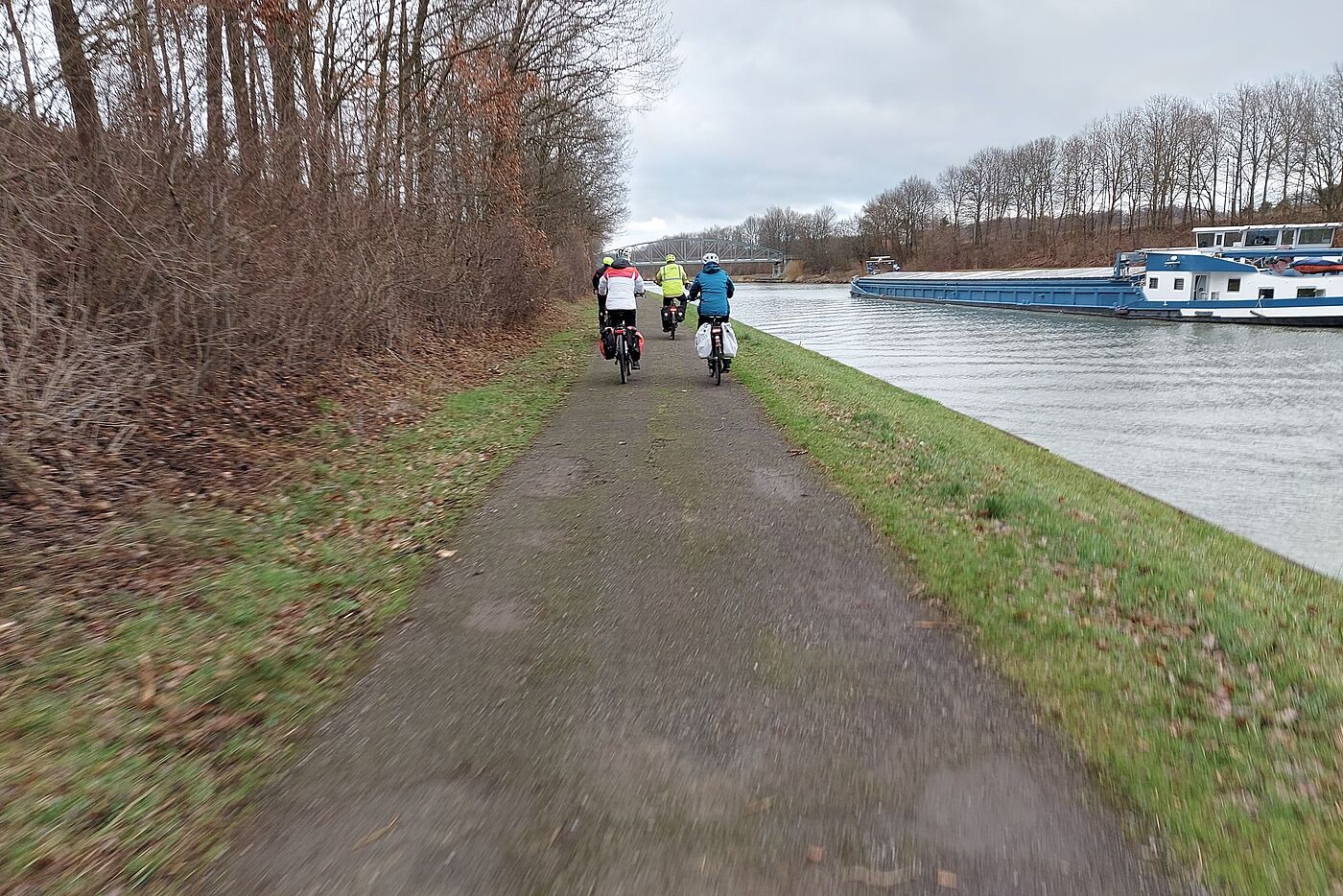 am Kanal entlang