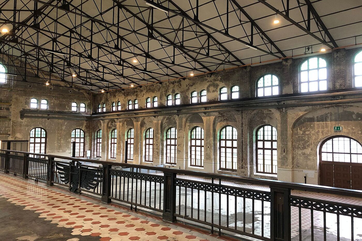 Halle mit Adler
