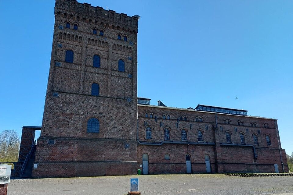 Zeche Hannover- Malakow-Turm über Schacht 1 und Maschinenhaus