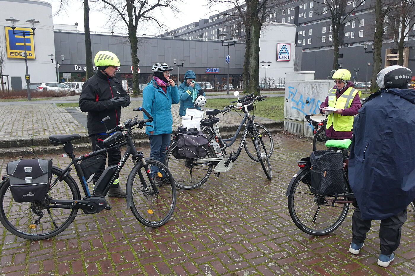 und regengeschützte RadlerInnen   