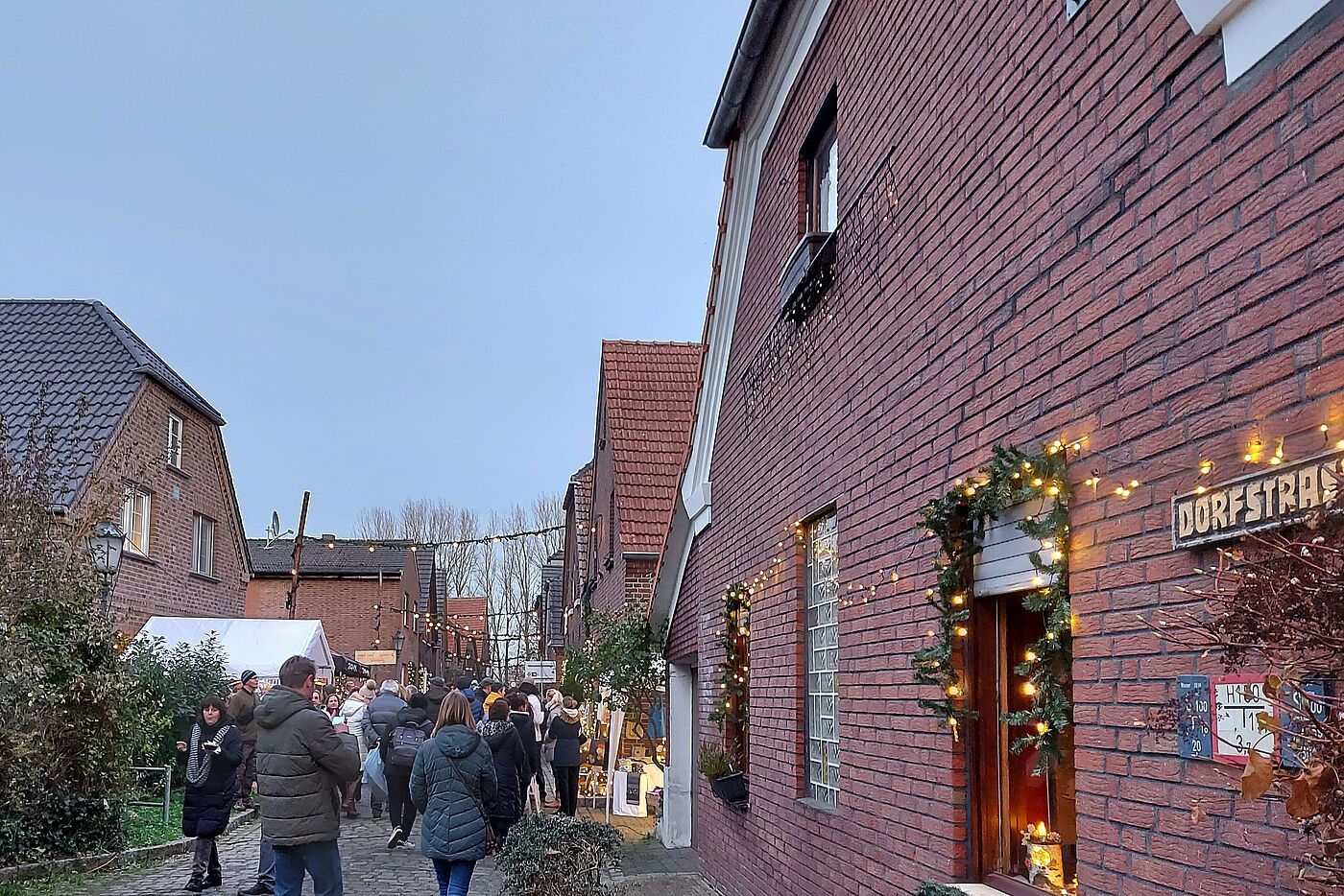 festlich geschmücktes Dorf 