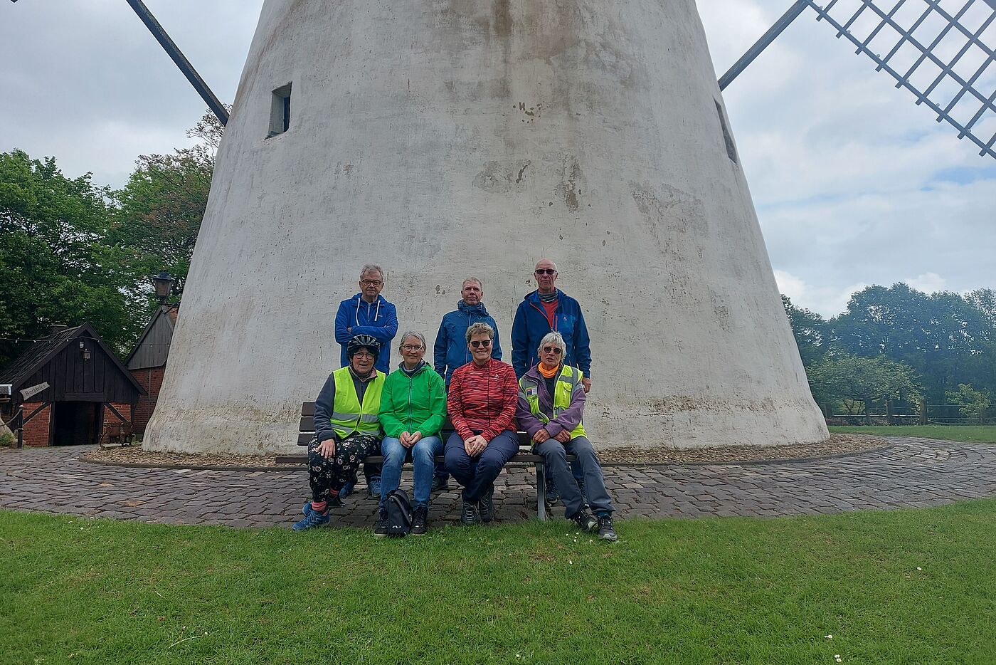 Foto der Gruppe vor der Windmühle