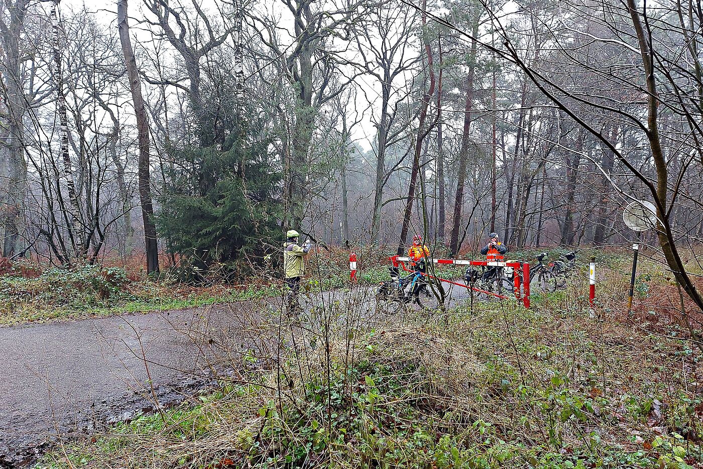 Foto am rot-weißen Stehtisch 
