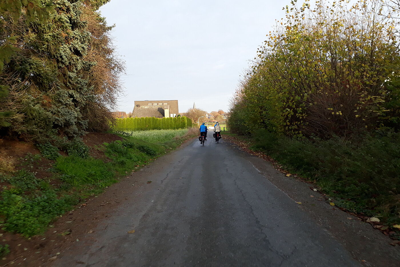6_Heimweg_mit_Sonne_und_dunklen_Wolken
