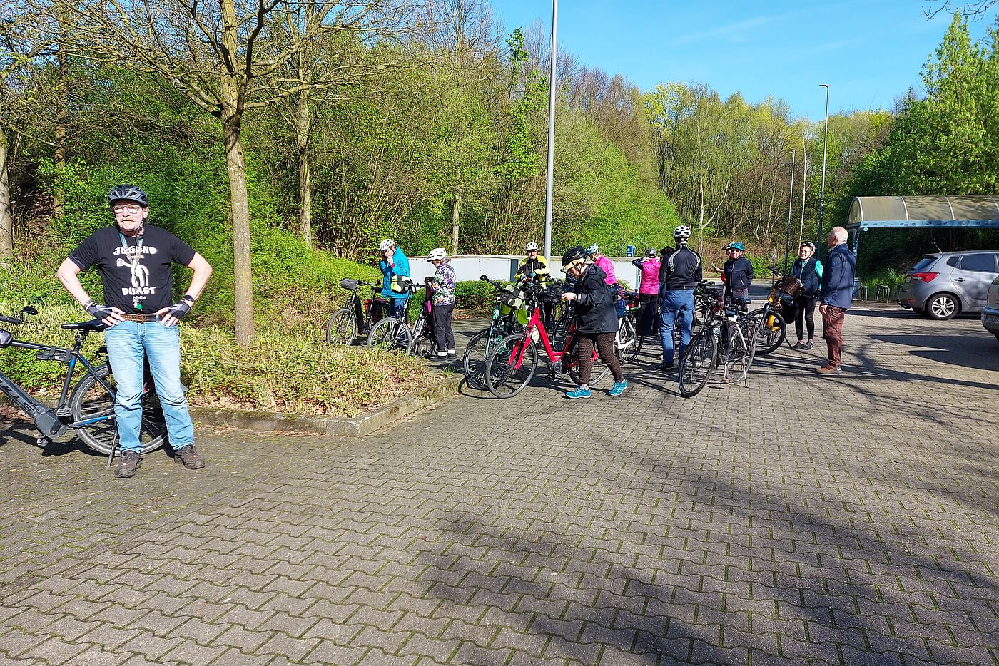 In Hassel wird uns warm und wir müssen die Jacken ausziehen