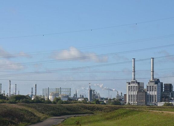 Blick auf Lippedeiche und den Chemiepark