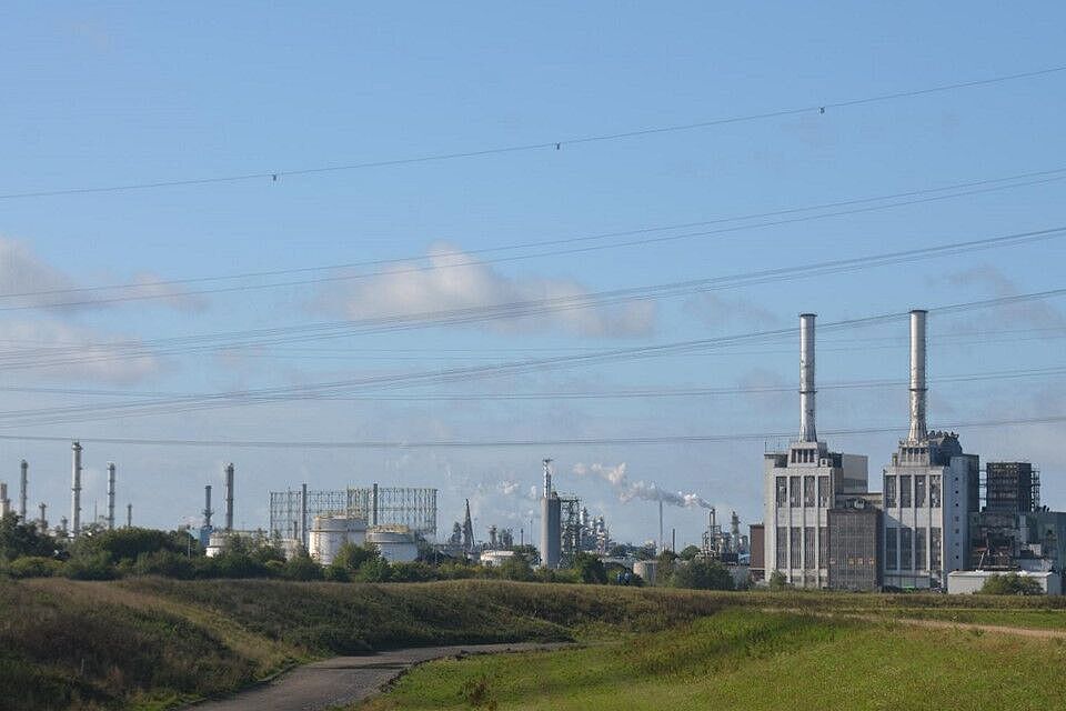 Blick auf Lippedeiche und den Chemiepark