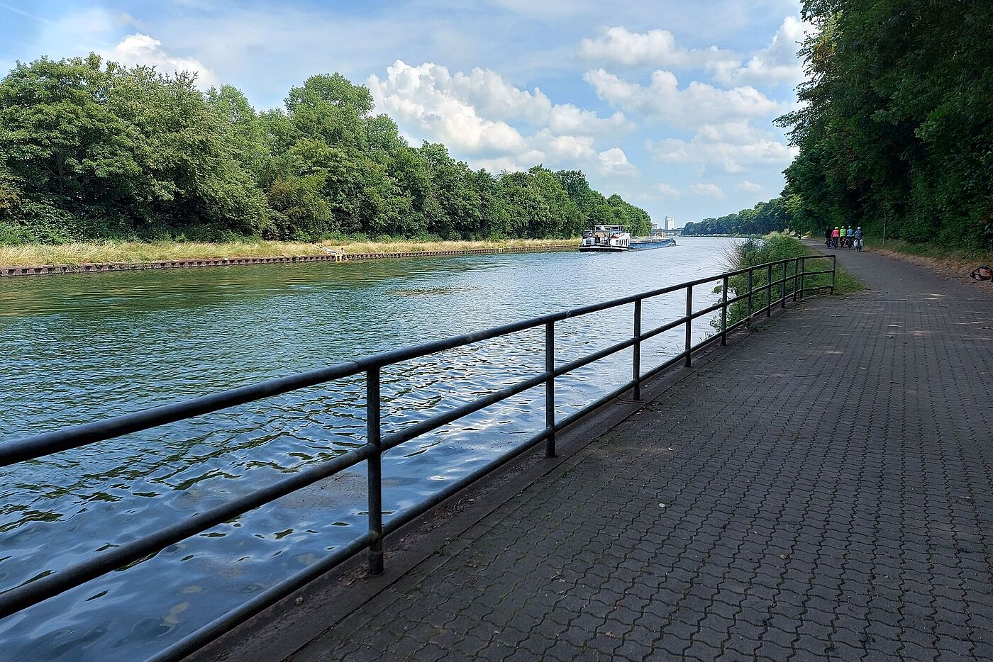 Gemütlich am Kanal entlang...