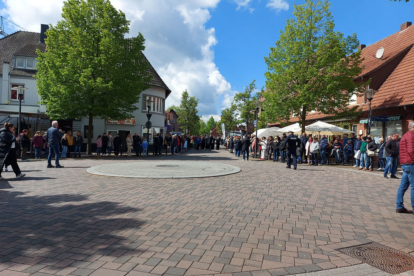 Die Parade vom Heimatverein und den Oldtimern