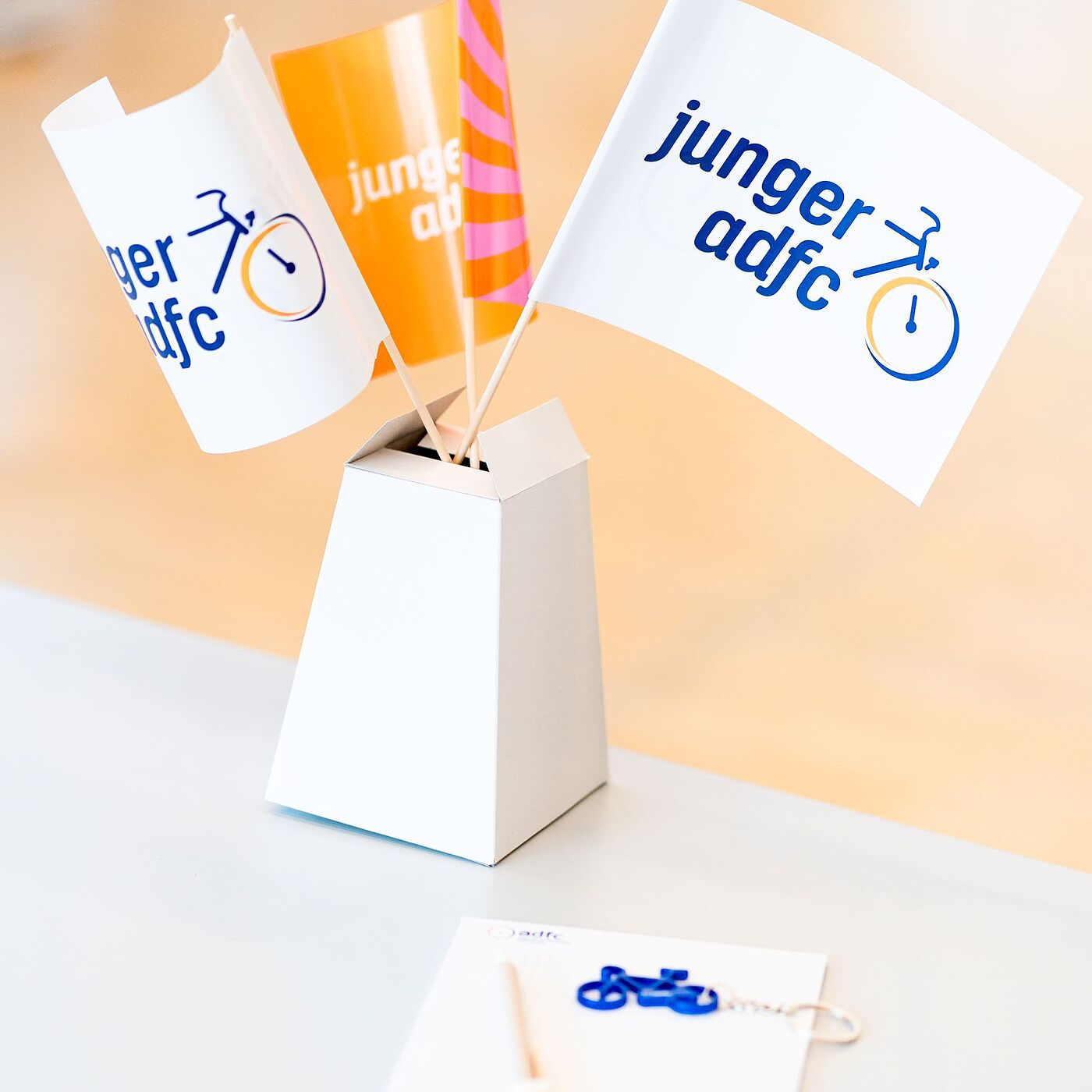 Merch Junger ADFC Fähnchen des Jungen ADFC schmücken die Tische bei der 1. Landesjugendversammlung 2026.