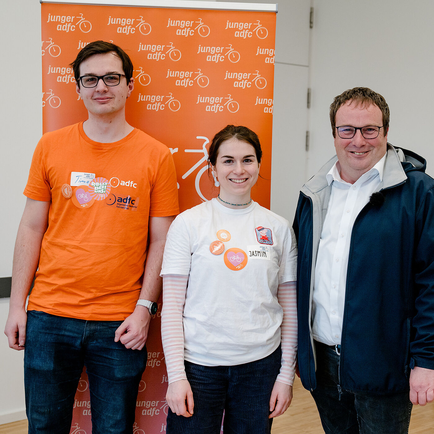 Das neu gewählte Sprecher:innen-Duo des Jungen ADFC NRW mit Minister Krischer Die frisch gewählten Sprecher:innen des Jungen ADFC NRW, Timo Giese und Jasmin Azari freuen sich mit Verkehrs- und Umweltminister Oliver Krischer über eine erfolgreiche erste Landesjugendversammlung.