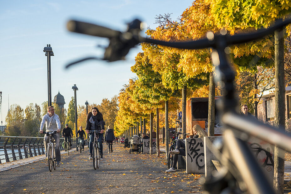 Radfahren im Herbst Fahrradfahren in der Stadt