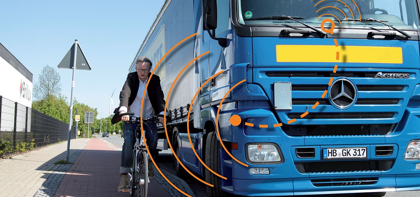 Radfahrer und LKW-Abbiegeassistent mit Signal LKW-Abbiegeassistent mit Signal