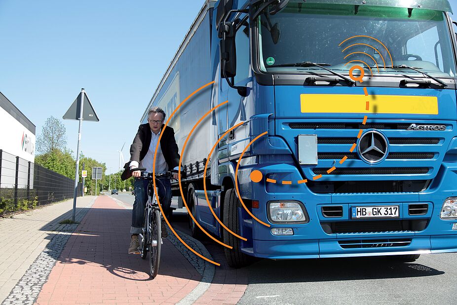 Radfahrer und LKW-Abbiegeassistent mit Signal LKW-Abbiegeassistent mit Signal