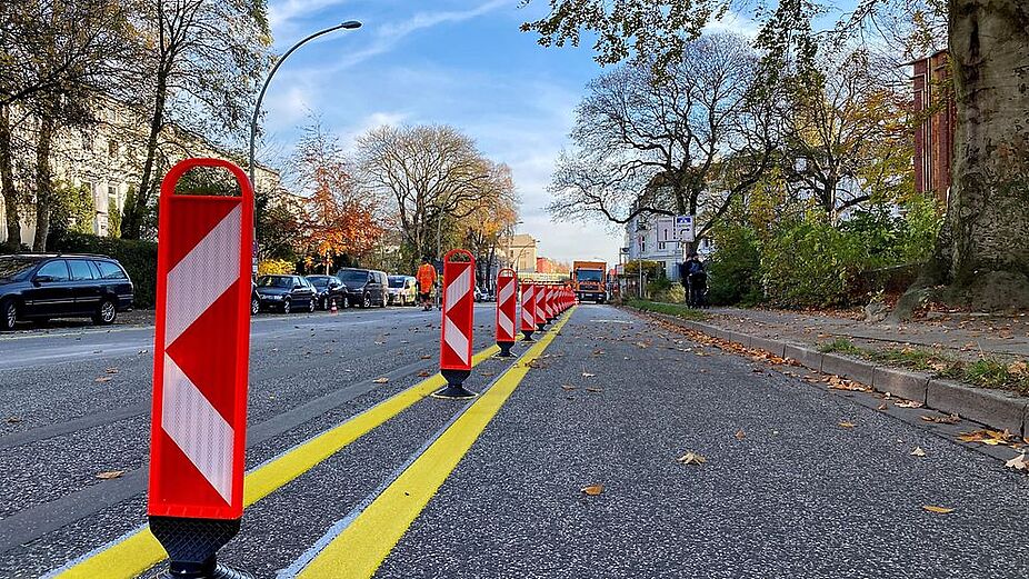 Pop-Up-Bikelane Hamburg  Nahaufnahme eines Pop-Up-Radwegs